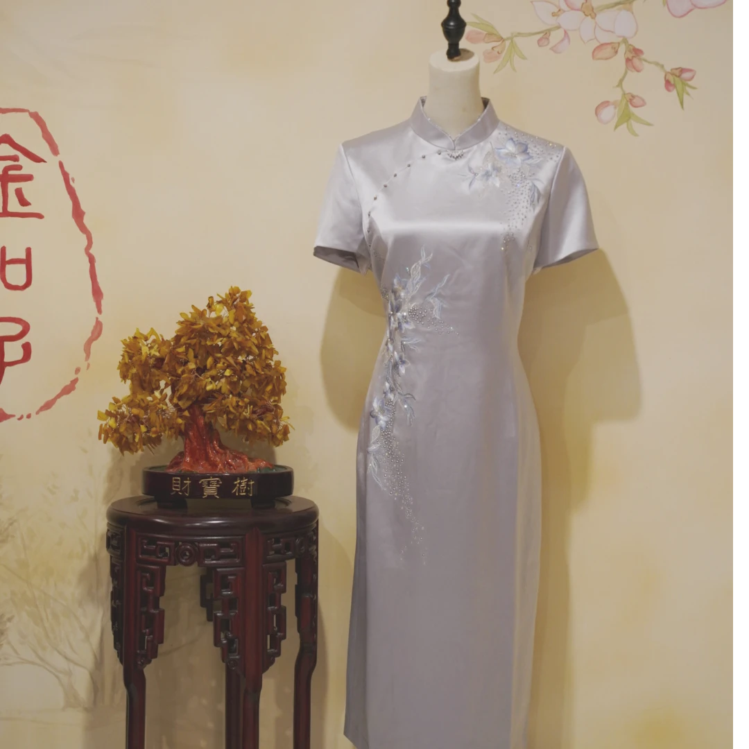 周氏金扣子灰蓝色醋酸绣花中长款旗袍