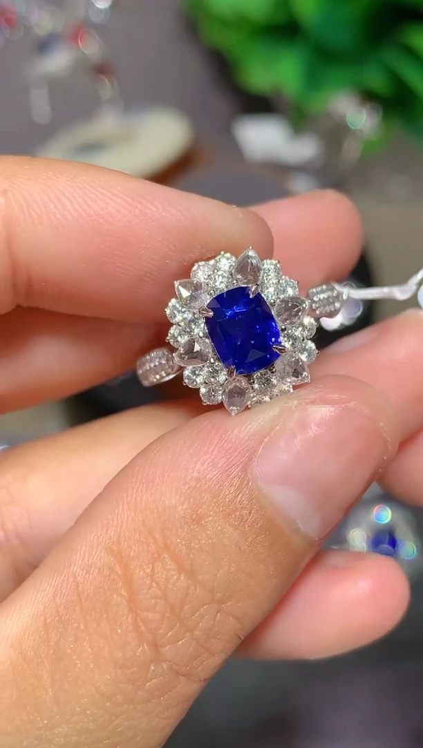 戒指蓝宝石18K金镶嵌1.69CT