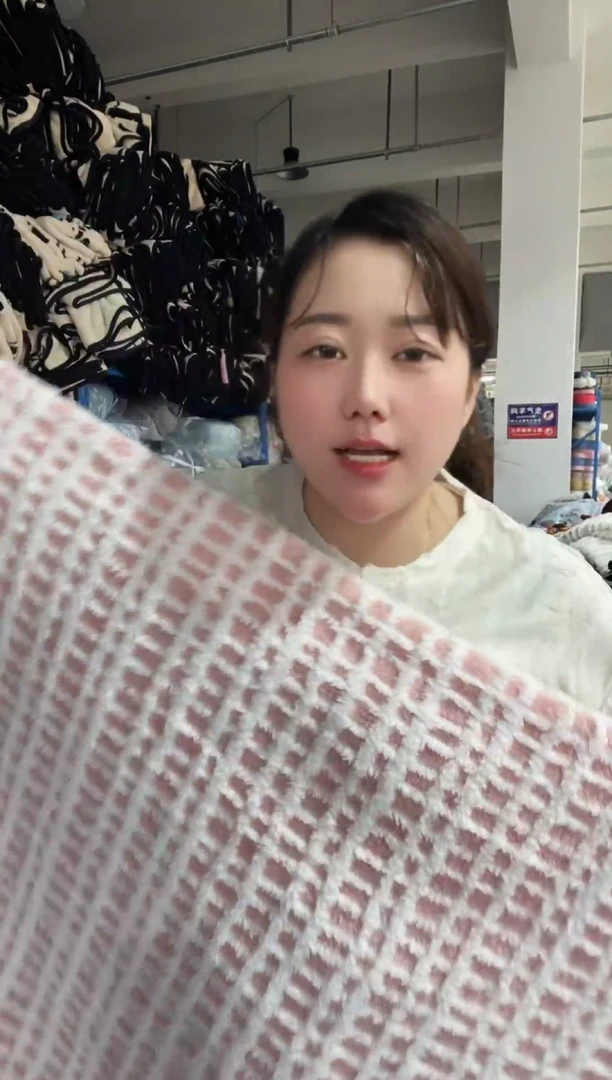 混纺主播手上展示的产品