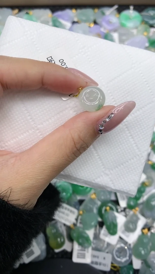 颈饰18K金镶嵌翡翠a货百元一下同包裹多件发出的只收取一单运费