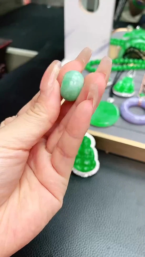 翡翠未镶嵌颈饰湖****司赠礼盒证书