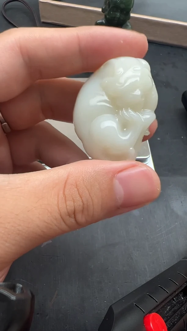 和田玉未镶嵌颈饰把件