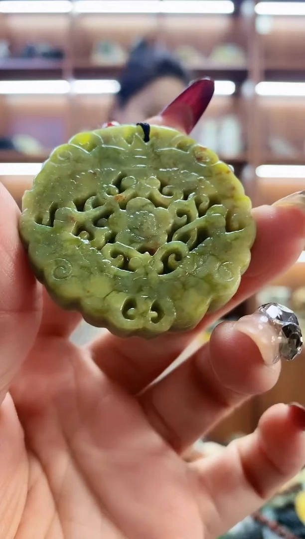 未镶嵌蛇纹石玉吊坠