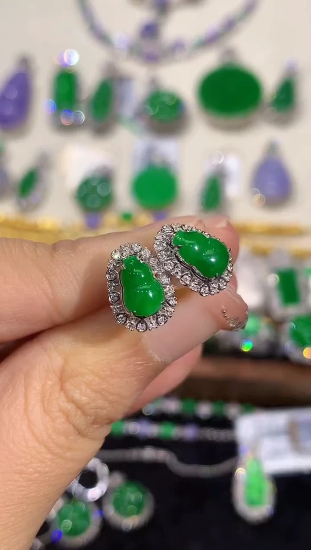 18K金镶嵌翡翠耳饰多样性发其一