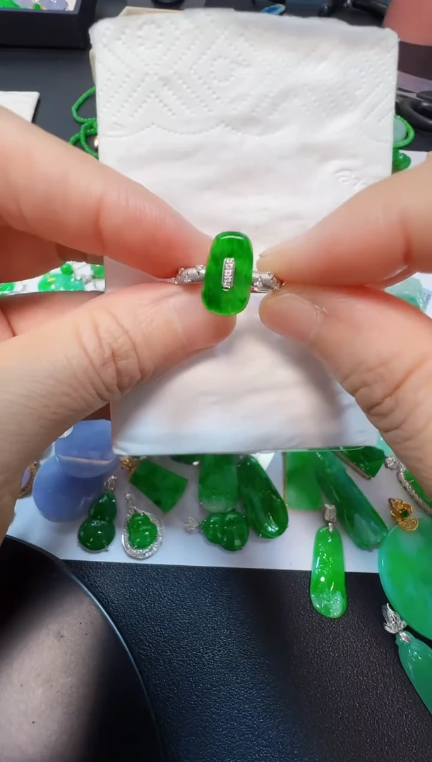 18K金镶嵌戒指翡翠2800