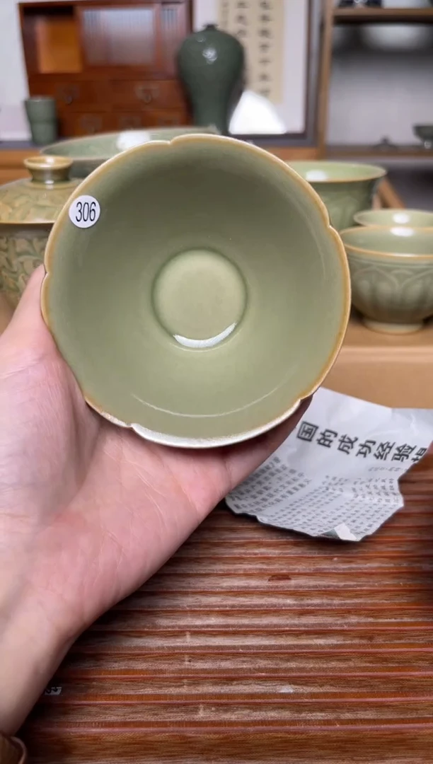 瓷器306纯手工橄榄绿素面薄胎斗笠盏  微瑕