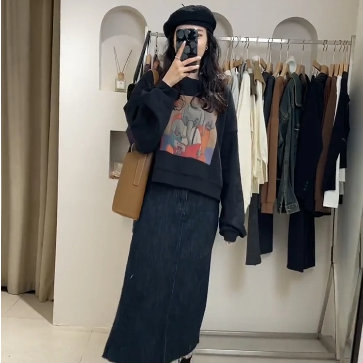 早秋穿搭一整套2025年新款盐系炸街高级感黑色卫衣牛仔半身裙套装