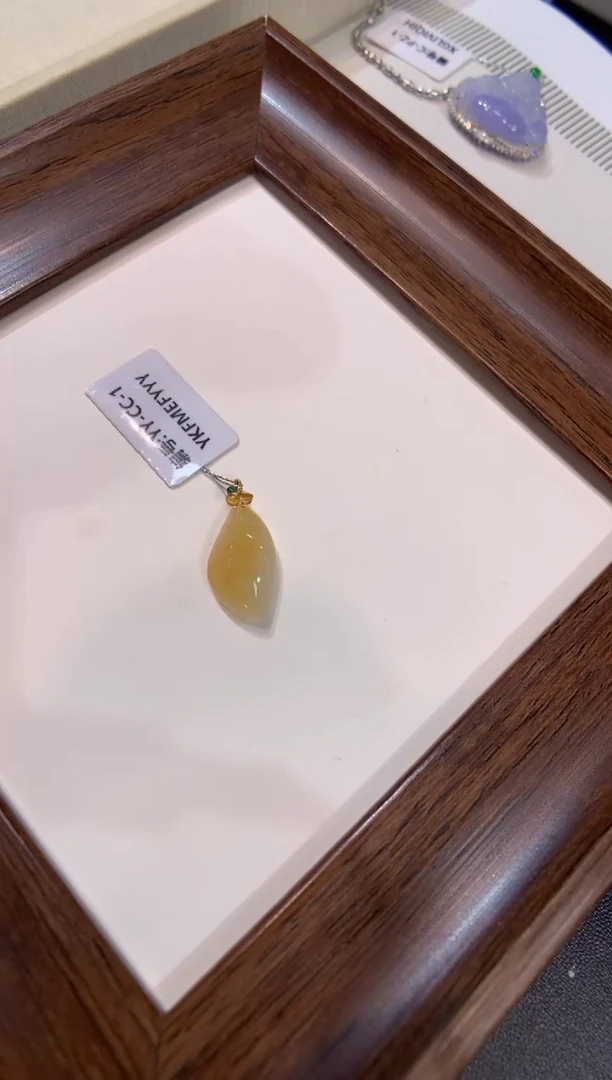 颈饰18K金镶嵌翡翠随形