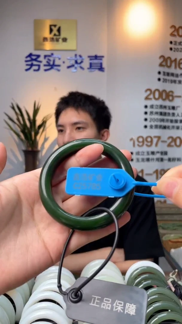 未镶嵌手镯和田玉圈55 C25785碧玉手镯发一下费用