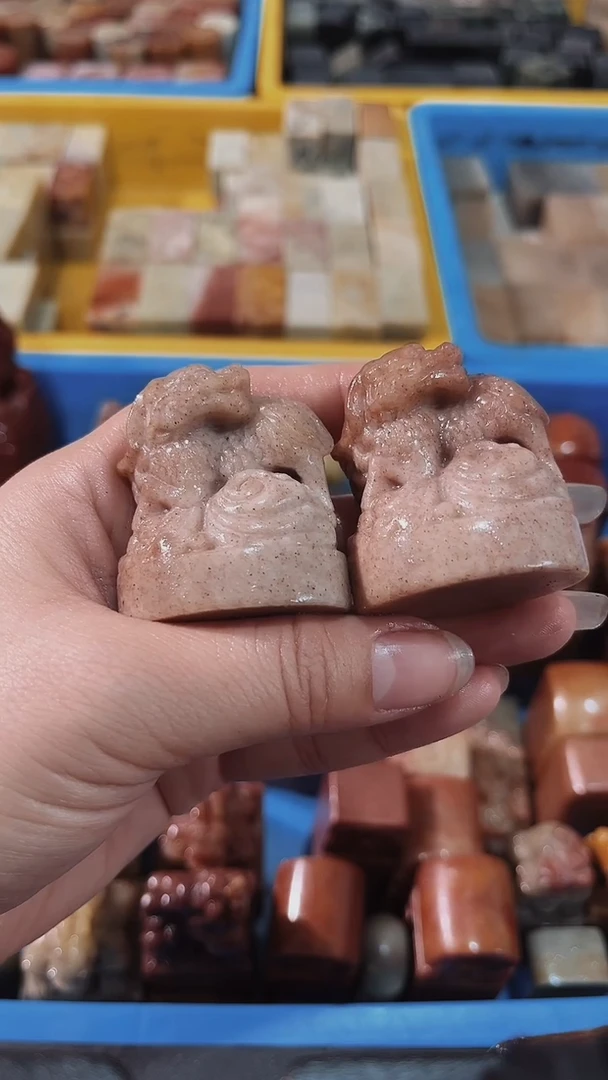 老挝石静**心瑕疵不规则章带雕钮