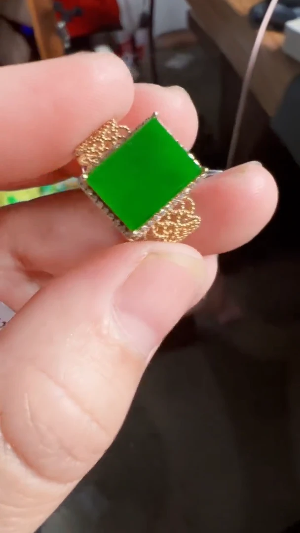 颈饰18K金镶嵌翡翠戒指