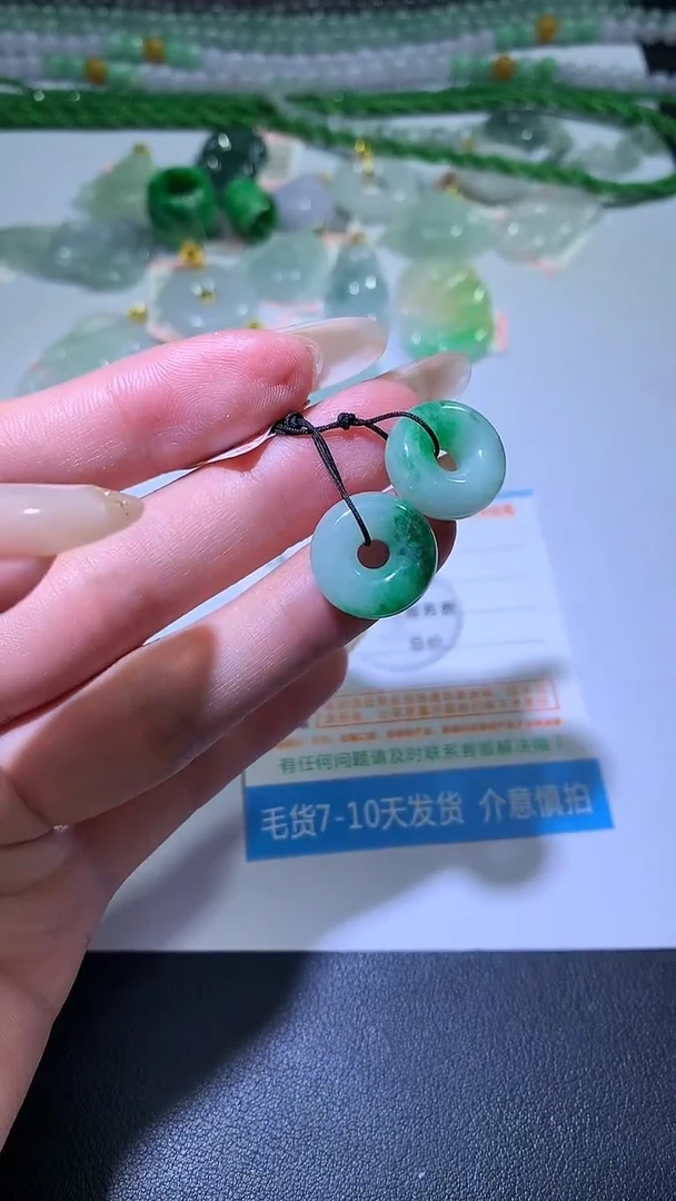 颈饰18K金镶嵌翡翠ZX018737