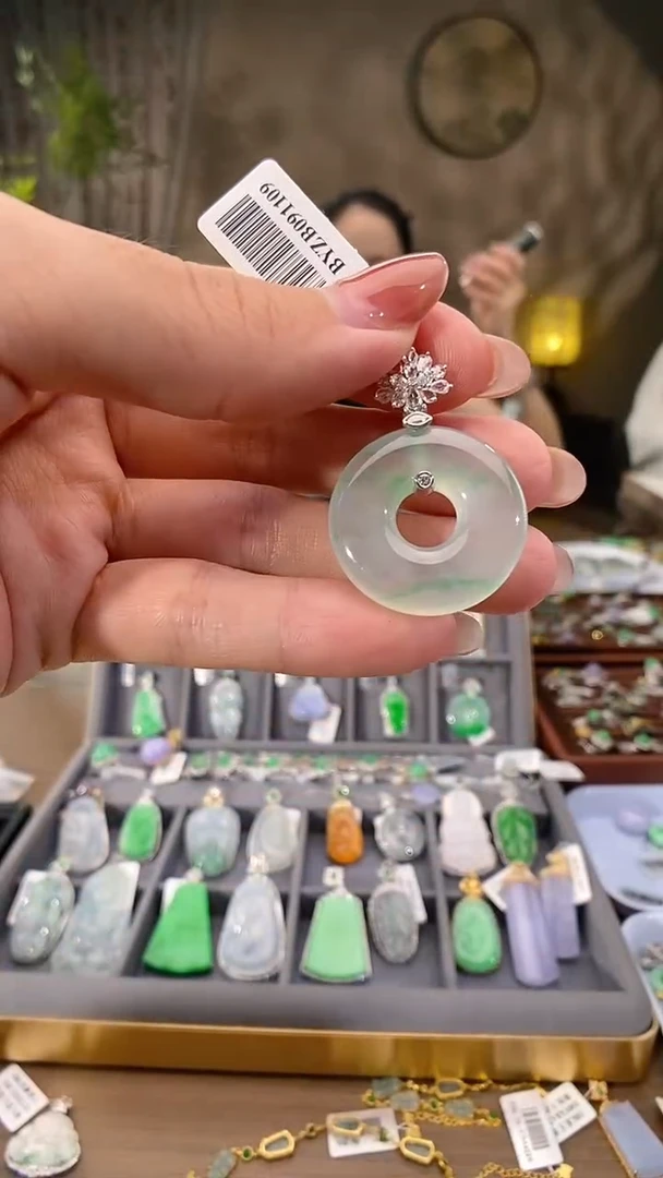 吊坠(不含链)18K金镶嵌翡翠甜甜圈