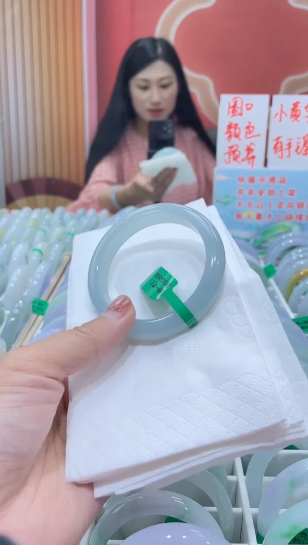 翡翠手镯未镶嵌芋****.000008537