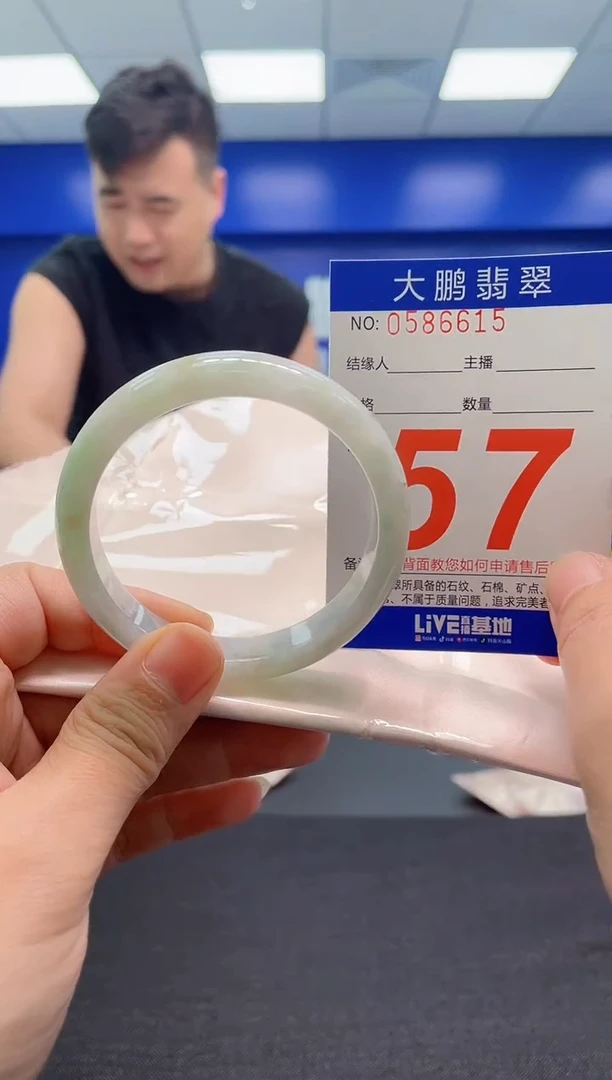 翡翠手镯未镶嵌欣**装AAAAAAAAA