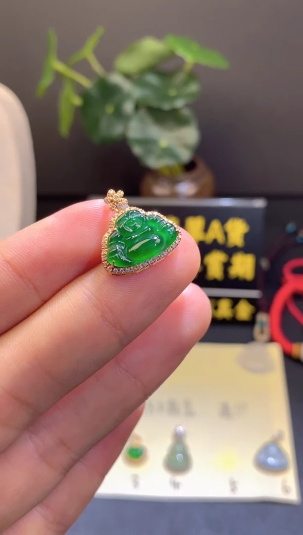 翡翠18K金镶嵌颈饰翡翠吊坠