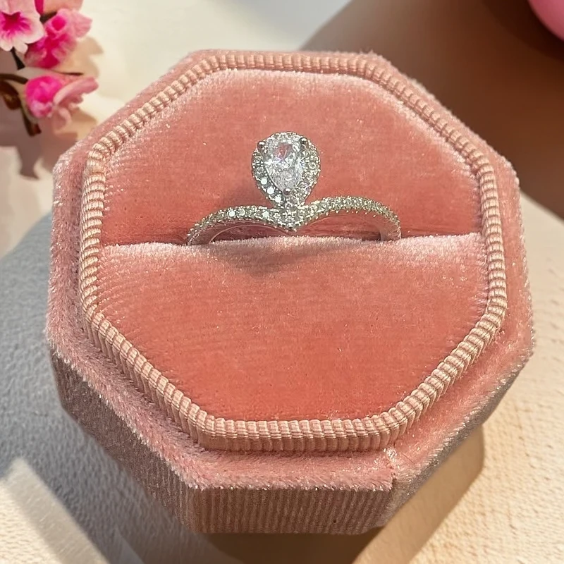 925银莫桑石戒指 单V水滴白1克拉戒指.xx185