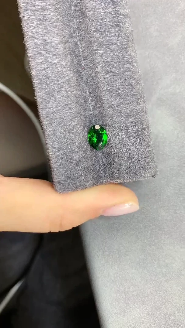 未镶嵌透辉石裸石2裸石多样性发一颗