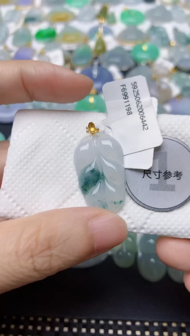 翡翠18K金镶嵌颈饰天然缅甸A货翡翠