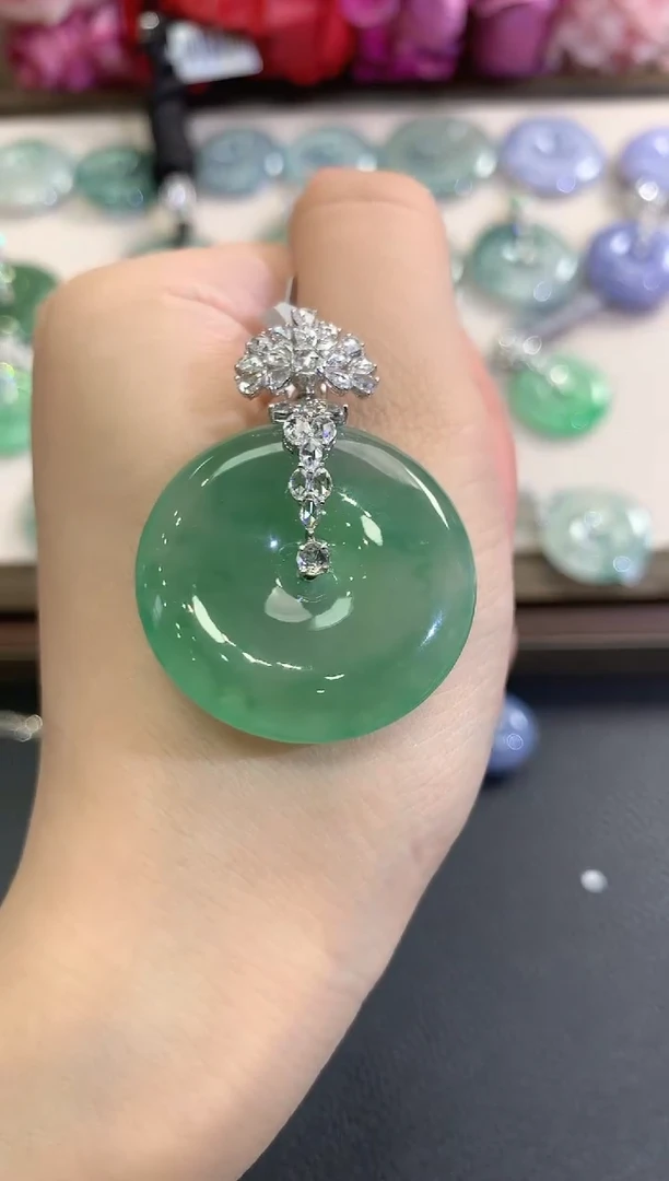 吊坠(不含链)18K金镶嵌翡翠春日珠宝 B66