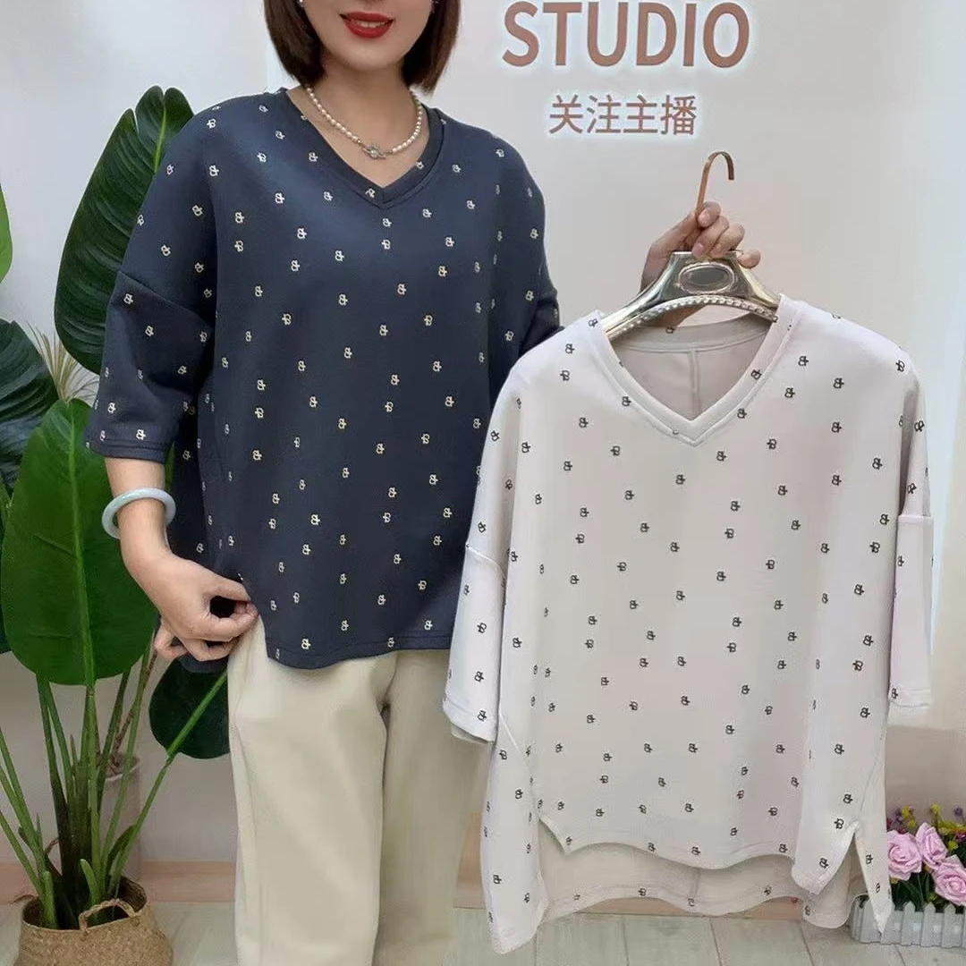 小字母V领宽松衫