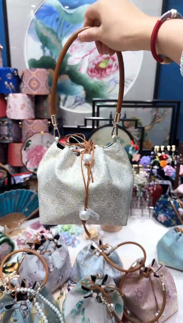 织绣宋锦茶包白色定胜纹