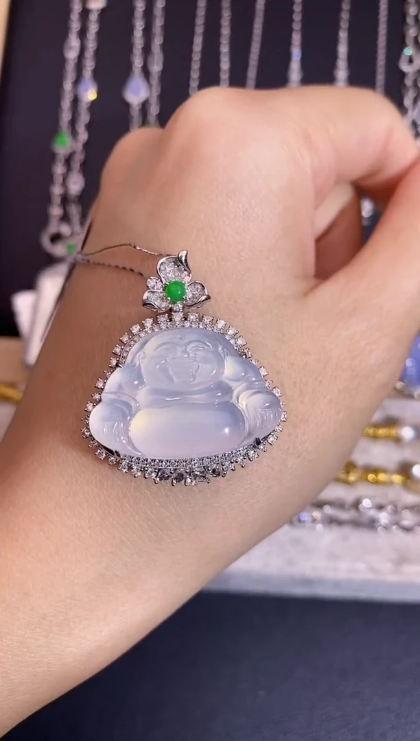 颈饰18K金镶嵌翡翠吊坠