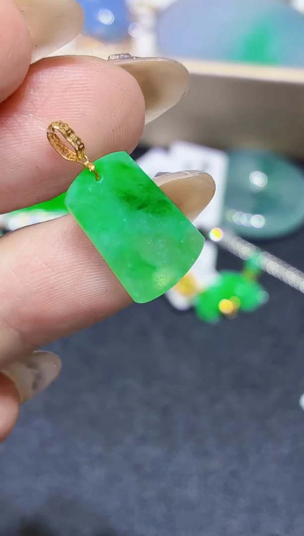 颈饰18K金镶嵌翡翠天然A货翡翠