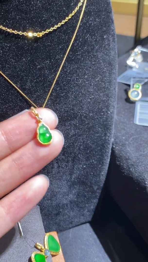 翡翠18K金镶嵌颈饰吊坠