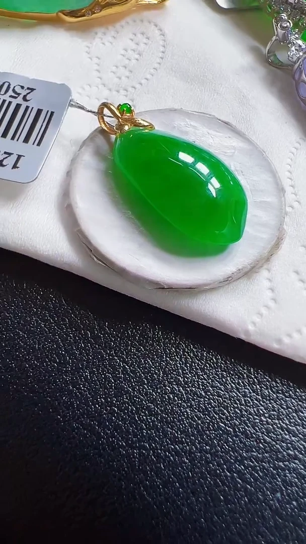 颈饰18K金镶嵌翡翠瓜