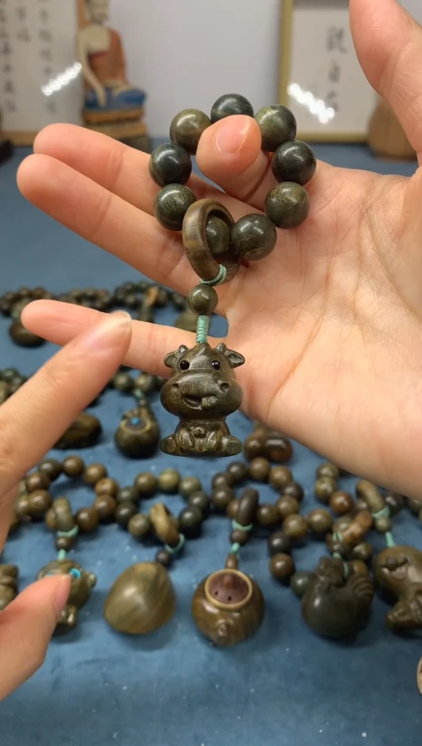 【闪购商品】维腊木（绿檀）把件小萌牛 盘玩件