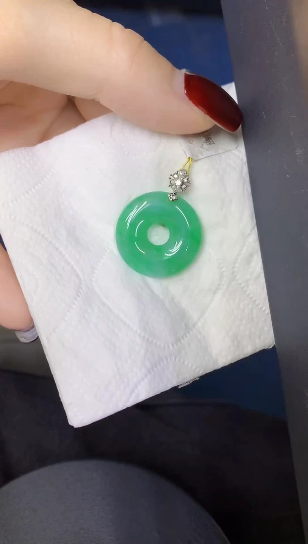 颈饰18K金镶嵌翡翠缅甸天然翡翠A货