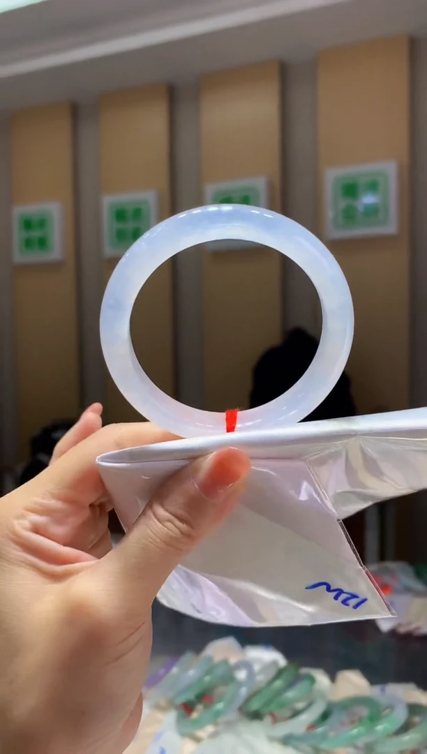 翡翠手镯未镶嵌-Q84 总价12万 定金2万