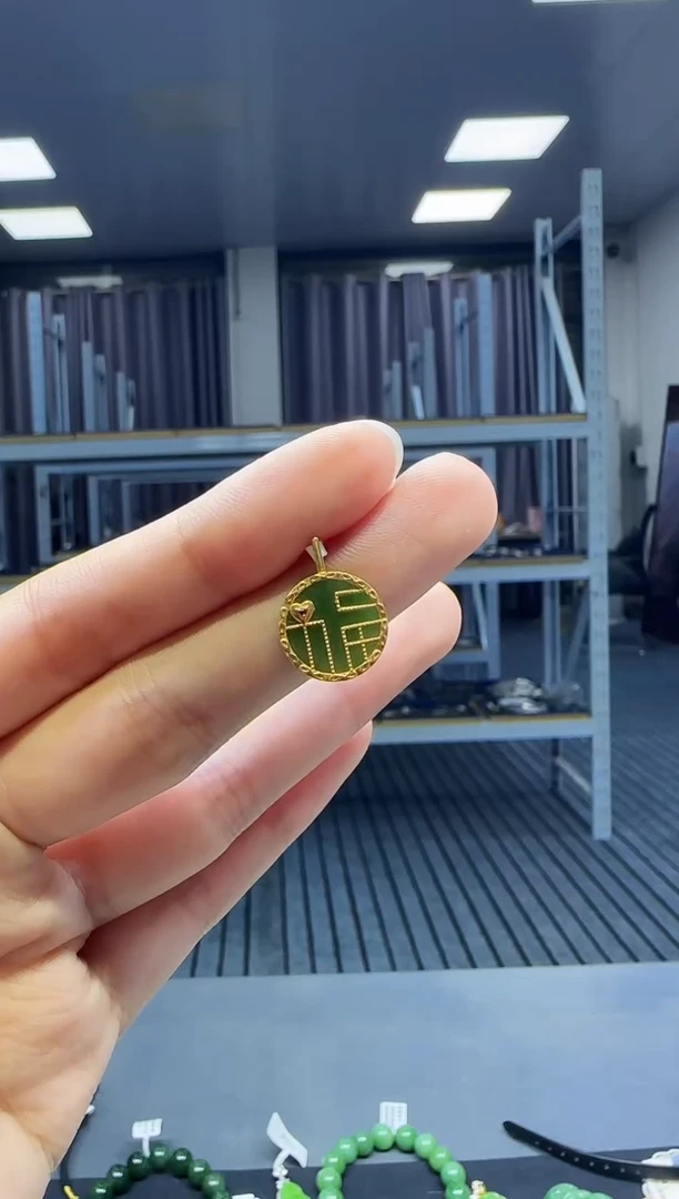 18K金镶嵌和田玉挂件1