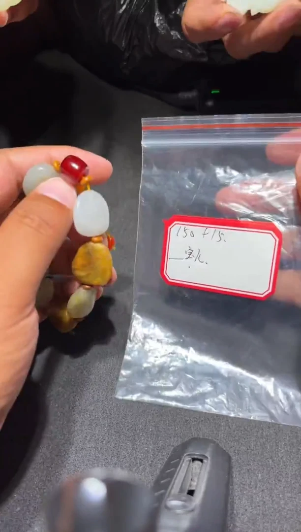 未镶嵌和田玉（糖玉）挂件和田玉