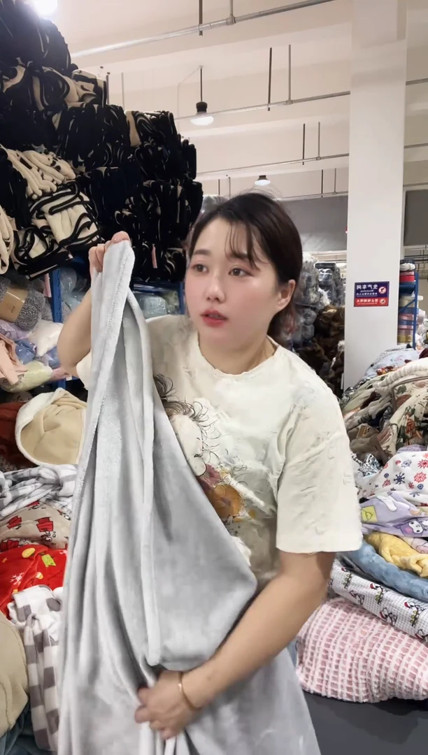 混纺主播手上展示的产品