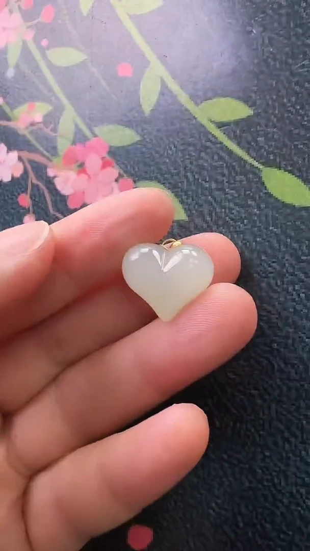 和田玉18K金镶嵌颈饰吊坠