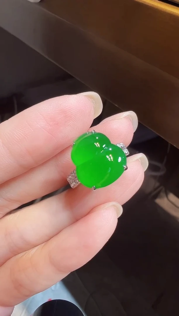18K金镶嵌戒指翡翠美****8葫芦