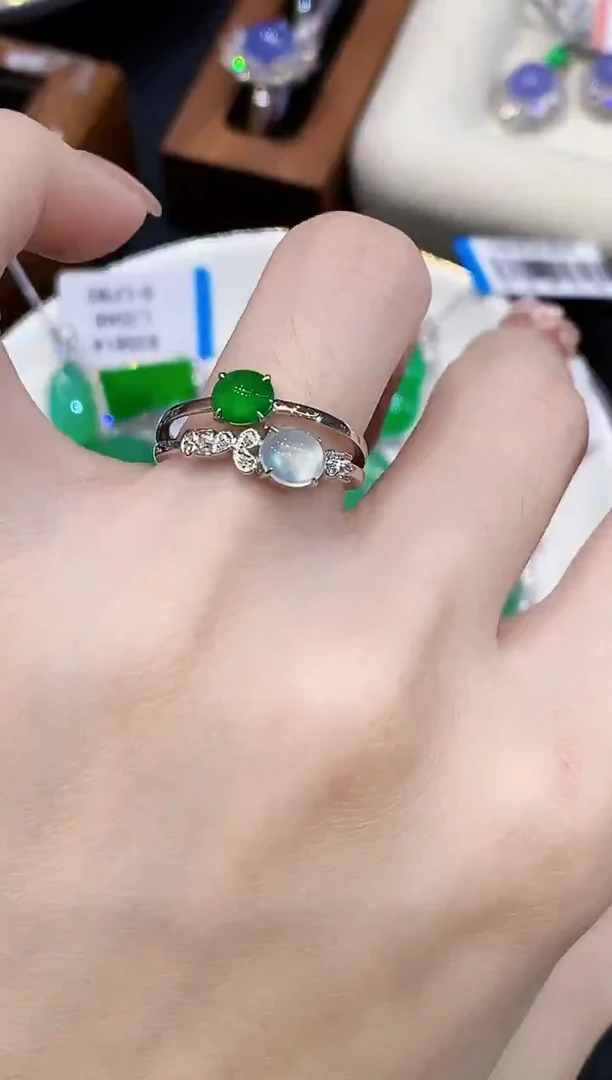 18K金镶嵌戒指翡翠多样性发其一