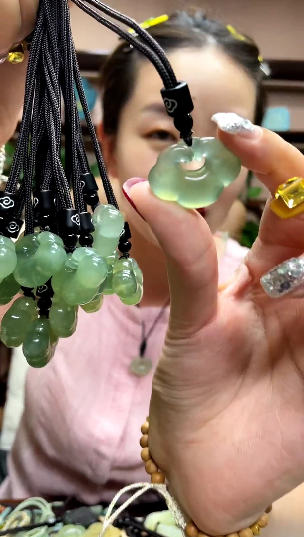 岫玉未镶嵌颈饰多样性发货发其中之一