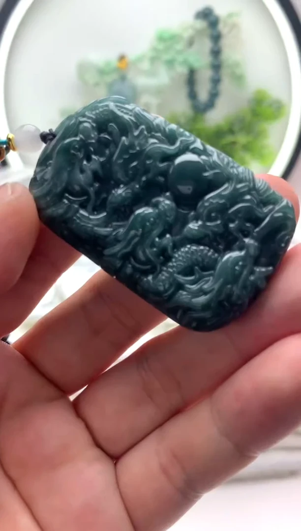 翡翠未镶嵌颈饰九龙牌【品质一般介意慎拍】
