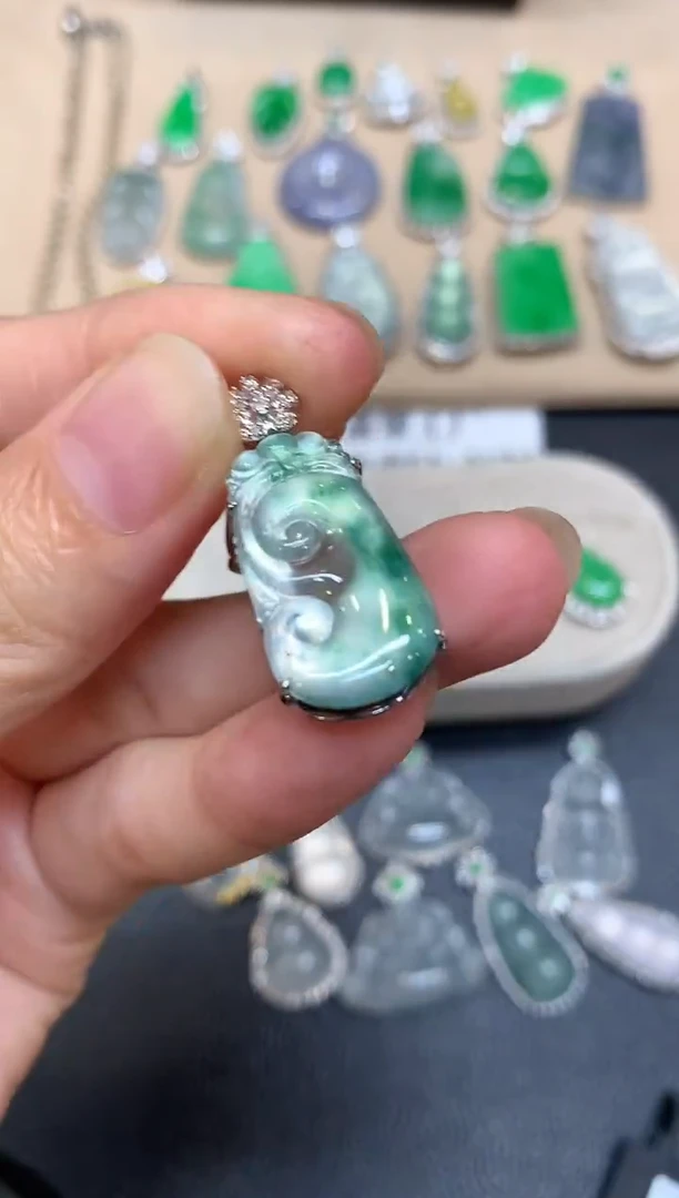 颈饰18K金镶嵌翡翠如意【无服务费