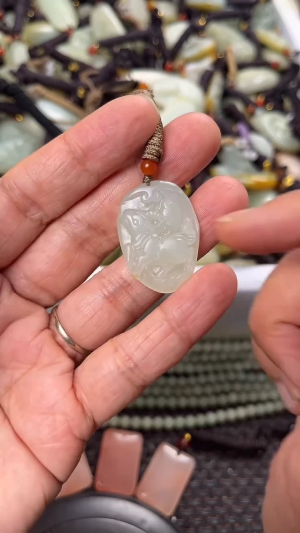 【闪购商品】和田玉颈饰未镶嵌多样性发货没有证书拍一发一有瑕