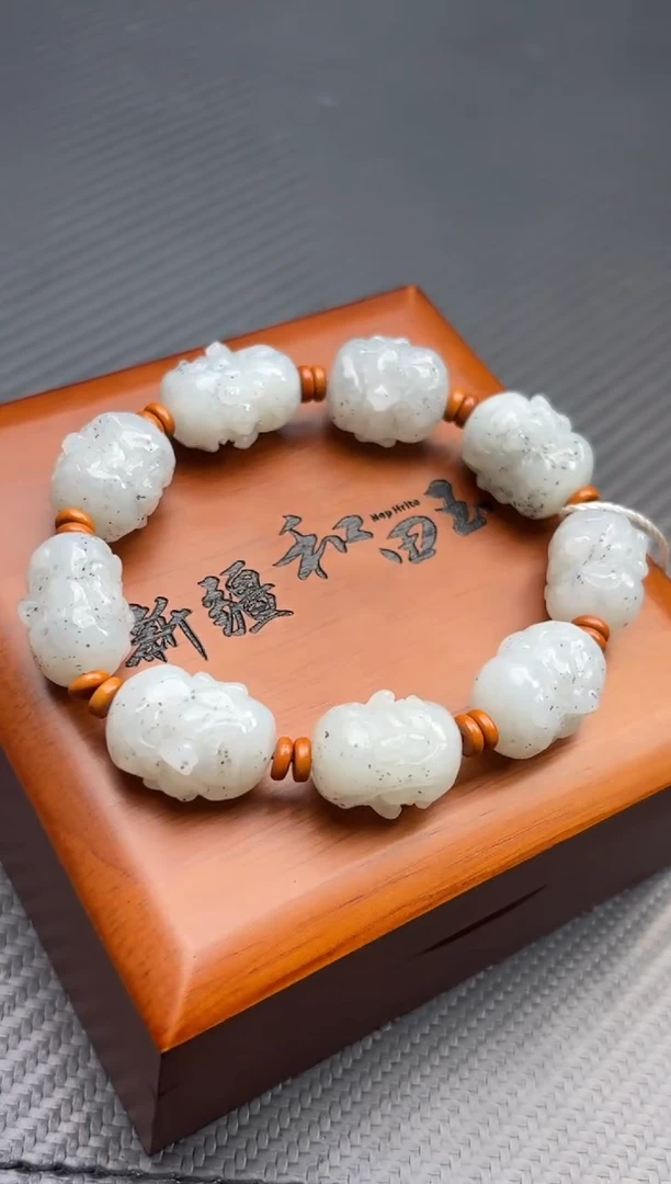 未镶嵌手串和田玉黑山微色差什么青花手串