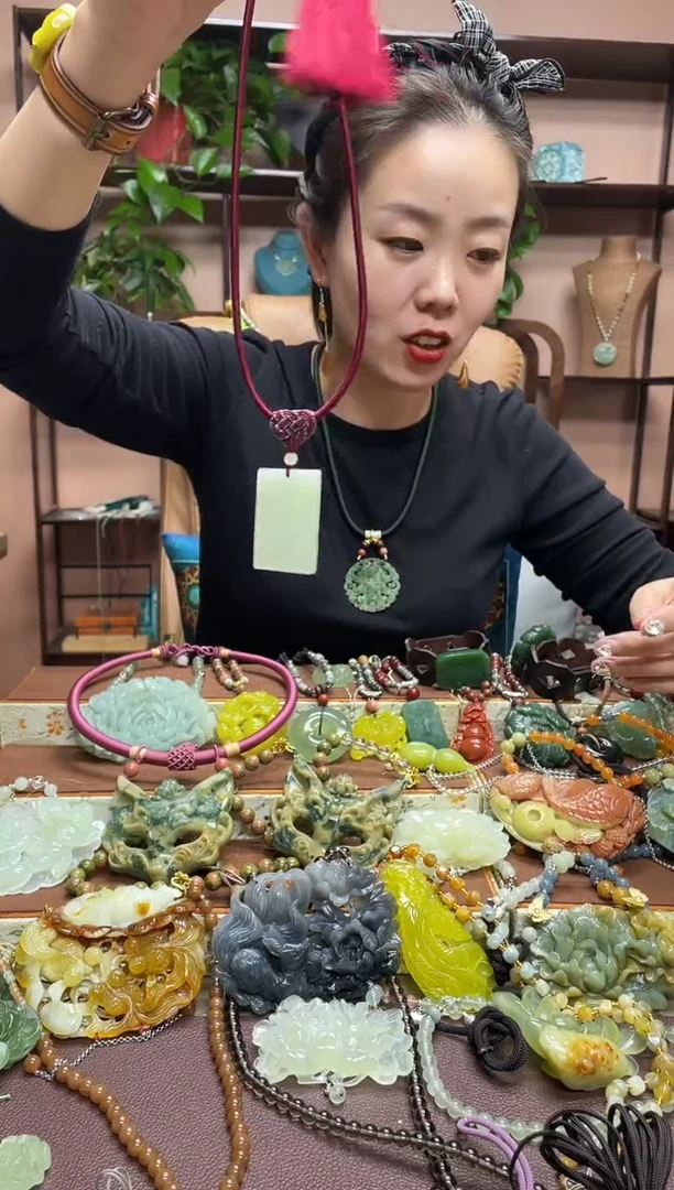 未镶嵌岫玉颈饰·