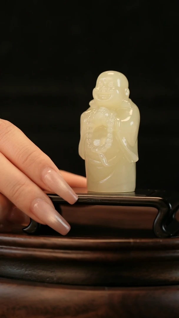 云南石竹叶青雕刻：弥勒造像