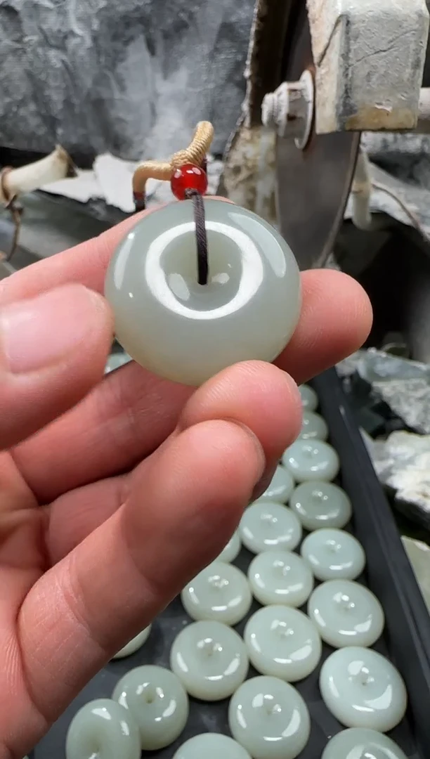 和田玉未镶嵌颈饰吊坠