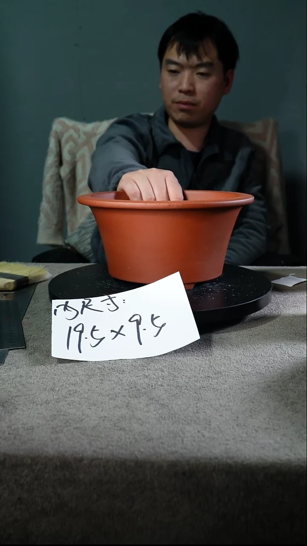 A宜兴紫砂小花盆