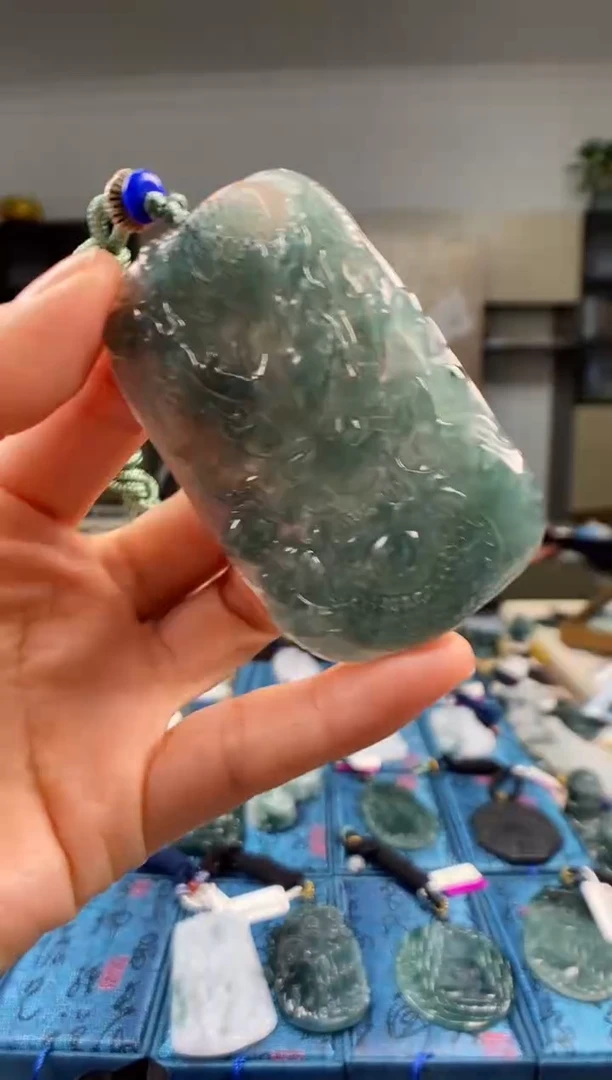 颈饰未镶嵌翡翠   多样性发其一