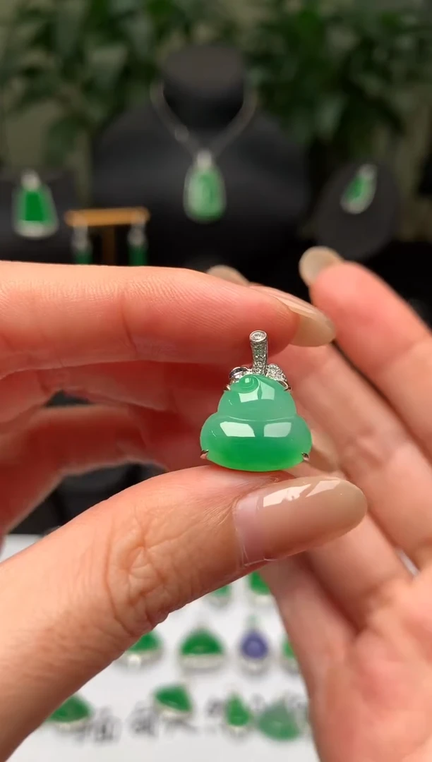 颈饰18K金镶嵌翡翠葫芦